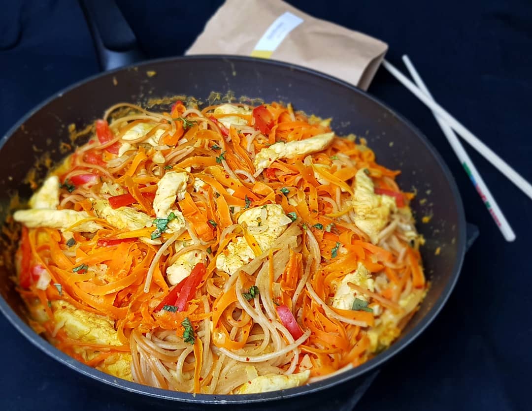 Hähnchen Curry mit Nudeln und Karotten-Nudeln 🍜