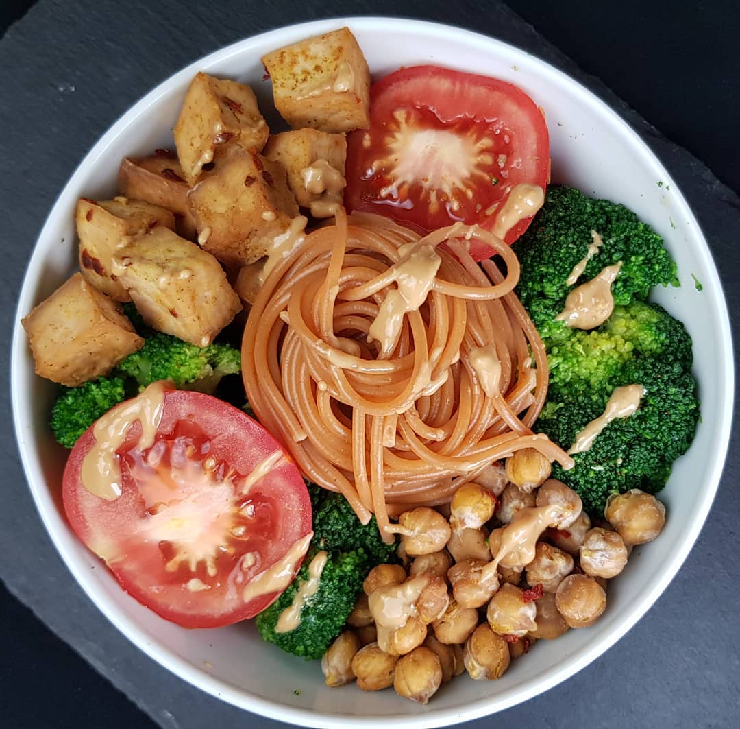 Vegane Bowl mit Tofu, Kichererbsen und scharfen Nudeln